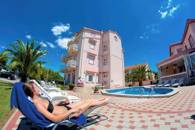 Image de Appartement de vacances avec piscine et vue sur la mer