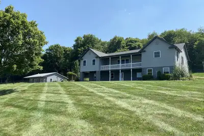 Image de 6-bedroom Amish homestead with woods & pond offering fishing/boating