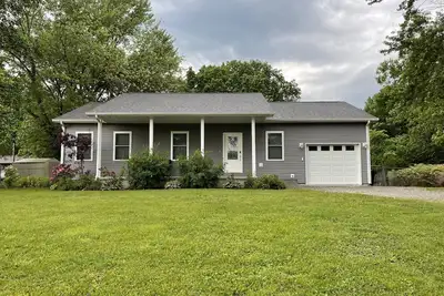 Image de **Close to wine trails** Gray House Getaway!