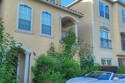 Image de Stylish 4 bedroom with a pool, in-bathroom Jacuzzi tub, 7min away from Galleria