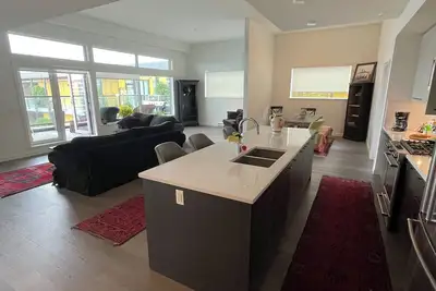 Image de Beautiful penthouse with a view in the center of downtown Sidney.