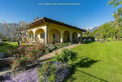 Villa Archi avec vue sur le lac, jardin, terrasse, balcon et Wifi.