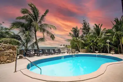 Image de The Lazy Lime  Spacious 5br Retreat with Pool, Hot Tub & Open Water Views