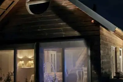 Image de Prachtige Lodge met echte open haard in de woonkamer