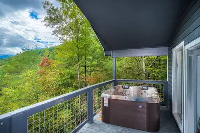 Image de Hot tub, mountain views, cozy cabin, king bed, fireplace.