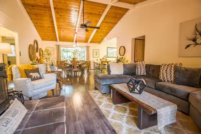 Image de Knotty Pine-Pet Friendly w/ Heating and Hot Tub!