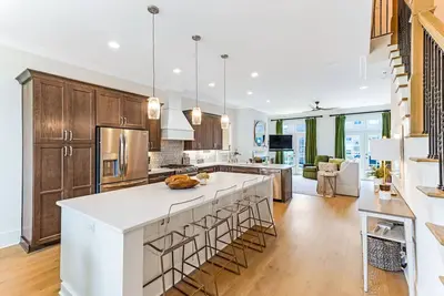 Image de Stunning Eastern Wharf Riverwalk Home w/ Parking by Lucky Savannah