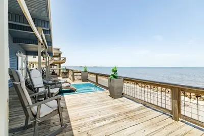 Image de Huge Deck to Enjoy Those Sunrises over the Sea!