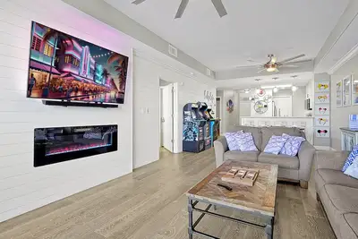 Image de <1 Mile to Disney & Fireworks View ★ Resort Pool ★ Toy Story Theme Room ★Jp Jeep