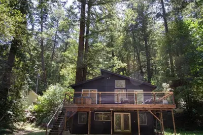 Image de Modern home with a creek