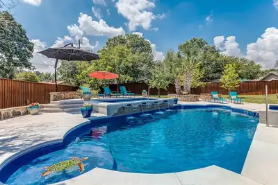 Image de Beautiful Spacious Home with Private Pool and Hot Tub Easy Trip from Airport