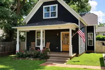 Image de 2 Bdr-2. 5 Bath beautifully remodeled 1930 cottage 2 blocks from Downtown