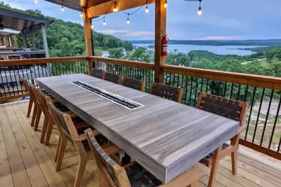 Image de Modern Lakeview with All Ensuites, Entertainment Room, & Outdoor Fire Features