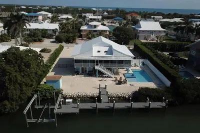 Image de Luxury Holiday Vaca Here! Large outdoor space and dock. Lg hot tub and pool!