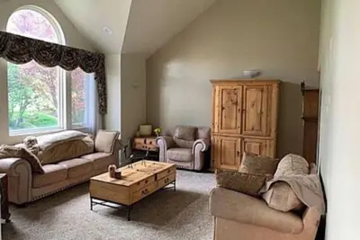 Image de Hot tub, Bar area with pool table, deck, panoramic view of the valley and mounta