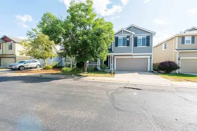 Spacious 4 bedroom 3. 5 bathrooms