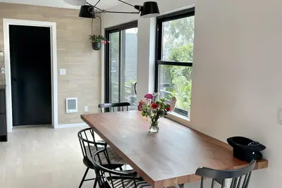 Image de Modern Sunny 2bdrm Apartment with a garden