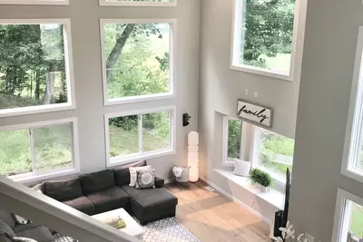 Image de Serene Views, Blocks from the Lake and Launch Game Room And Theater