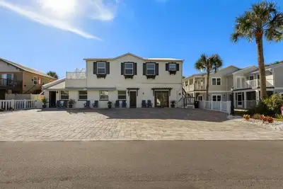 Image de Beautiful 3/2 ~ Pet Friendly ~ Steps to the Beach!