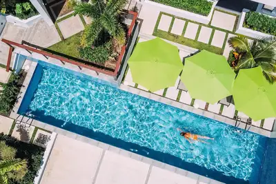 Image de Apt #4 Luxurious corner 2br, 2 Storey Townhome, Ocean View, walk to Beach 10 Min