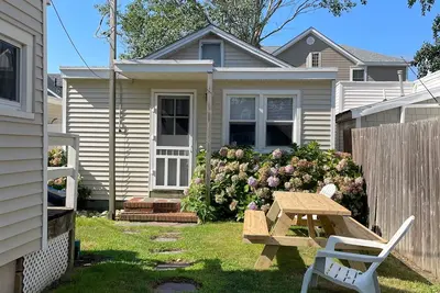 Image de Cottage in the heart of Beach haven!