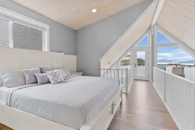 Image de Enjoy A Family Summer Holiday-Hot Tub Open On Weekends/3 Decks/Views-Private!