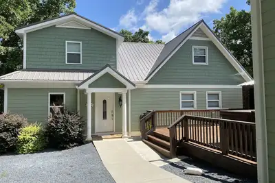 Image de Lake front home with great dock for relaxing downtime and action packed days.