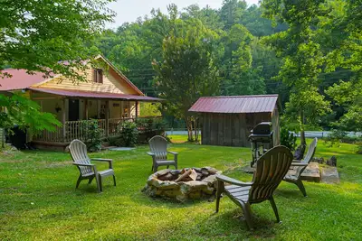 Image de Georgia Bell's -Vintage Farmhouse by Chattahoochee