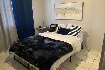 Image de Beautiful 2/1 on the 3rd. fl. 15 min. to Airport & beaches.