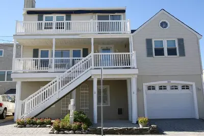 Image de WiFi. Ocean views. Ping Pong Table. Patio. Two Decks. Private yard. Beach Badges. Beach Chairs. .