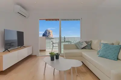 Image de Appartement La Perla Seaview Calpe avec vue mer, piscine, Wi-Fi, climatisation, balcon et terrasse