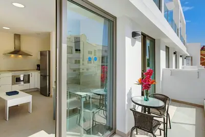 Image de Appartement Albamar 1c avec vue sur les montagnes, Wi-Fi, climatisation, balcon et terrasse