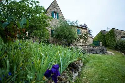 Image de Maison en pierre avec grand jardin, terrasse, cheminée, proche des sites préhistoriques des Eyzies