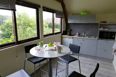 Image de Logement spacieux entouré de verdure