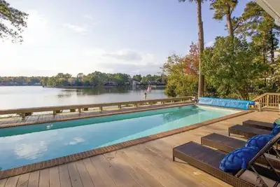 Image de 235 Sw Lake Forest - Pinehurst Lake House With Hot Tub & Pool - 6 Bedrooms