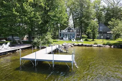 Image de Relax in Raymond's lakefront 2-bedroom vacation home, just steps to Sebago Lake