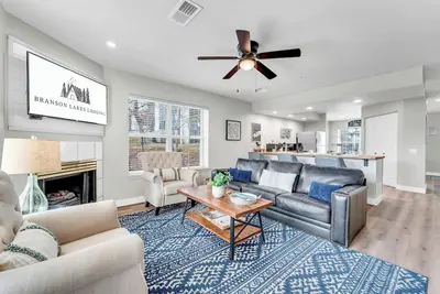 Image de Lake Views, Stylish, Clean and Large, Walk to Indoor and Outdoor Pool!