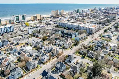 Image de 2ish Blocks to Beach! 4 bedroom 2. 5 bathroom house