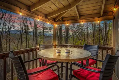 Image de Secluded 4br/ 2ba Chalet near Dollywood! Hot Tub, Wi-Fi, Games