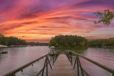Image de Trendy Lake Cabin - New Paddle Boards! Hot Tub, Fire Pit