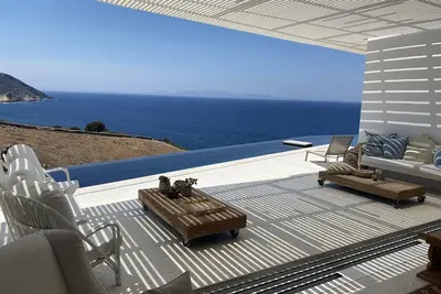 Image de Luxueuse villa avec piscine à débordement et vue mer et coucher de soleil