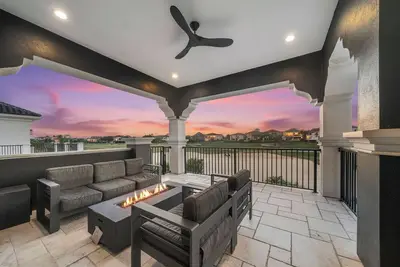 Image de Luxury Mansion w/ Bowling Alley, Spa, Theater, Arcades & Sunset-Facing Pool