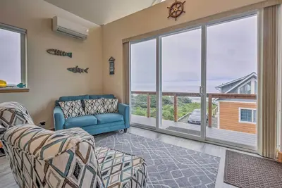 Image de Walk to Beach! Chic Yachats Gem w/ Private Balcony