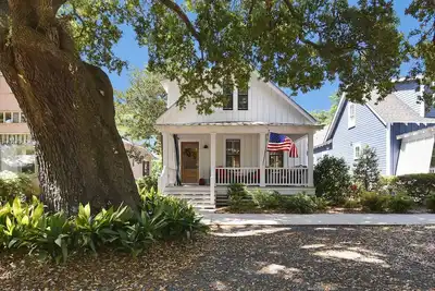Image de Wonderful Cottage - Only 3 Blocks From Downtown Southport Shops and Dining! Outdoor Gas Fire Pit!