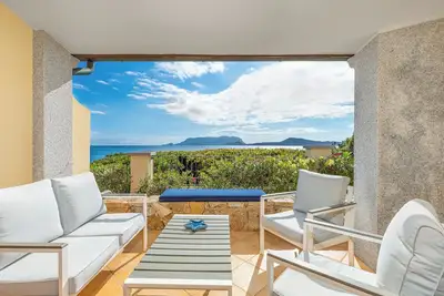 Image de Villa Terrazza su Tavolara avec vue sur la mer, Wi-Fi, jardin et terrasse.