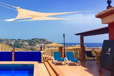 Image de Villa Serymar avec vue sur montagne et mer, piscine privée, terrasse, A/C et WiFi. Animaux admis