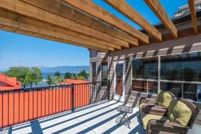 Image de By the Peach Pit - Simi's Lakeside Lounge w/ Lake view 2 storey  penthouse condo