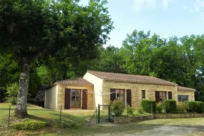Image de Maison spacieuse avec jardin clos, proche de Sarlat, idéale pour familles et enfants