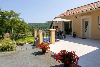 Image de **Gîte cosy avec terrasses et jardin à 7 km de Montignac, tout équipé, idéal pour explorer la Dordogne**
