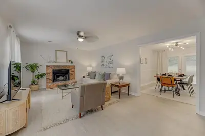 Image de Coldstream Family Home | Near Lake Murray 3br